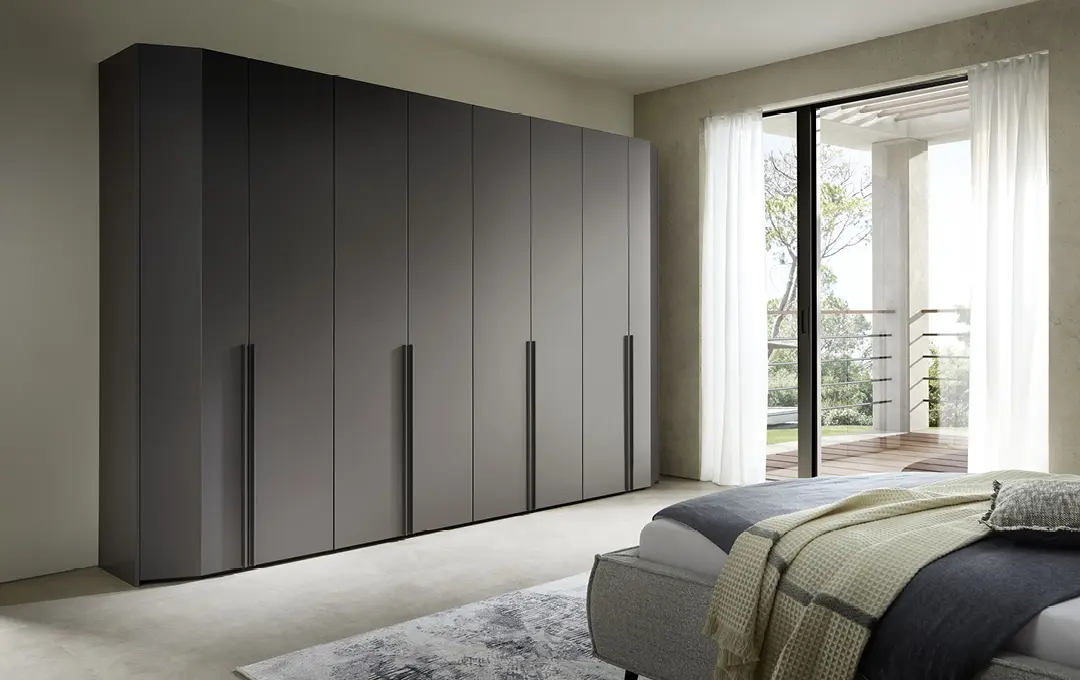 Großer dunkler Kleiderschrank mit eleganter Form und Griffen